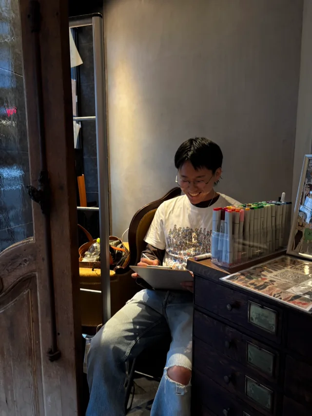 東京・代官山のヴィンテージショップでライブドローイングをする大高成